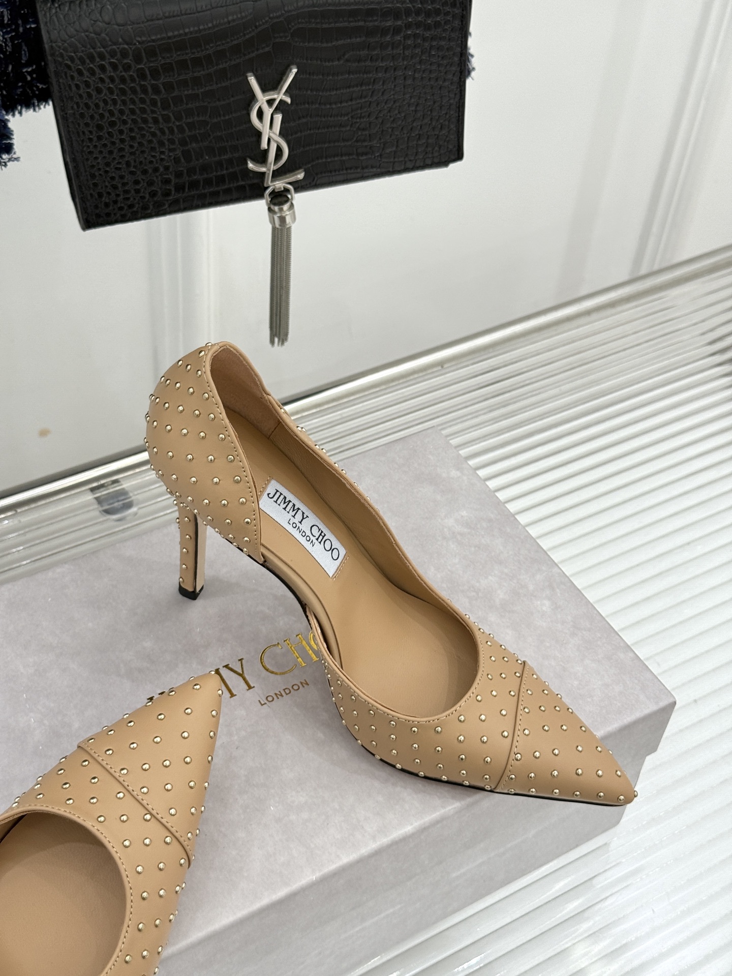 Jimmy Choo/吉米周26WF新品 铆钉尖头侧空细跟高跟鞋婚鞋 尖头利落拉长腿部线条 金属铆钉缀出酷飒感 侧空衬得