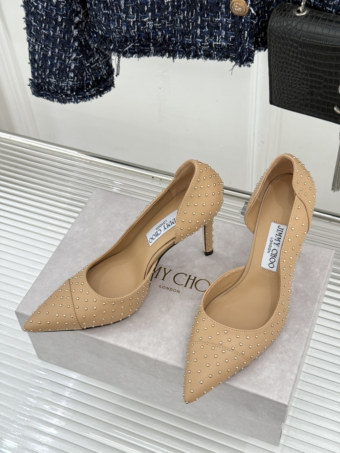 Jimmy Choo/吉米周26WF新品 铆钉尖头侧空细跟高跟鞋婚鞋 尖头利落拉长腿部线条 金属铆钉缀出酷飒感 侧空衬得