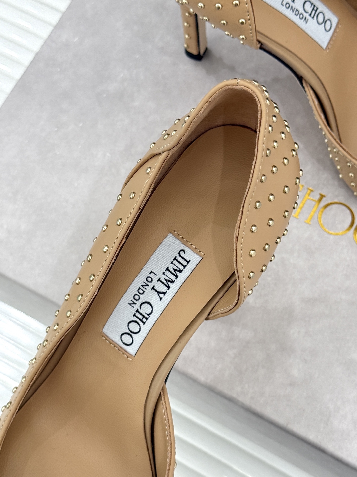 Jimmy Choo/吉米周26WF新品 铆钉尖头侧空细跟高跟鞋婚鞋 尖头利落拉长腿部线条 金属铆钉缀出酷飒感 侧空衬得