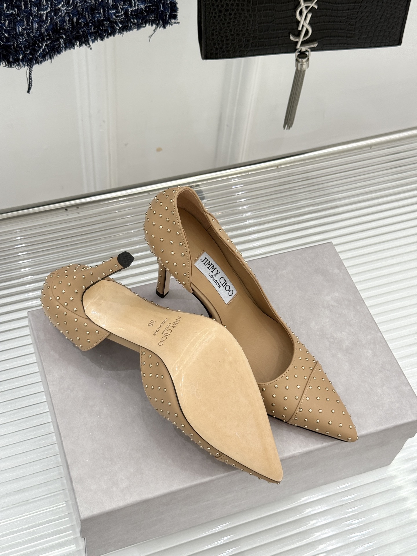 Jimmy Choo/吉米周26WF新品 铆钉尖头侧空细跟高跟鞋婚鞋 尖头利落拉长腿部线条 金属铆钉缀出酷飒感 侧空衬得