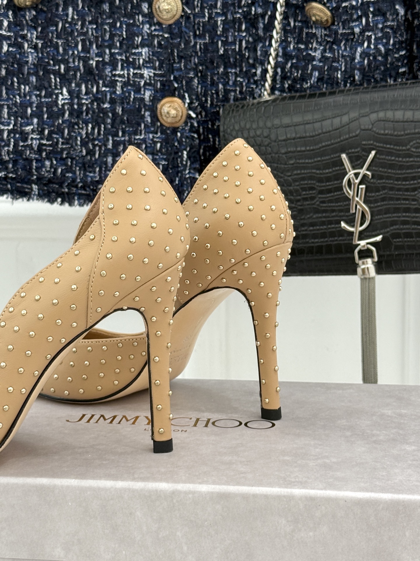 Jimmy Choo/吉米周26WF新品 铆钉尖头侧空细跟高跟鞋婚鞋 尖头利落拉长腿部线条 金属铆钉缀出酷飒感 侧空衬得