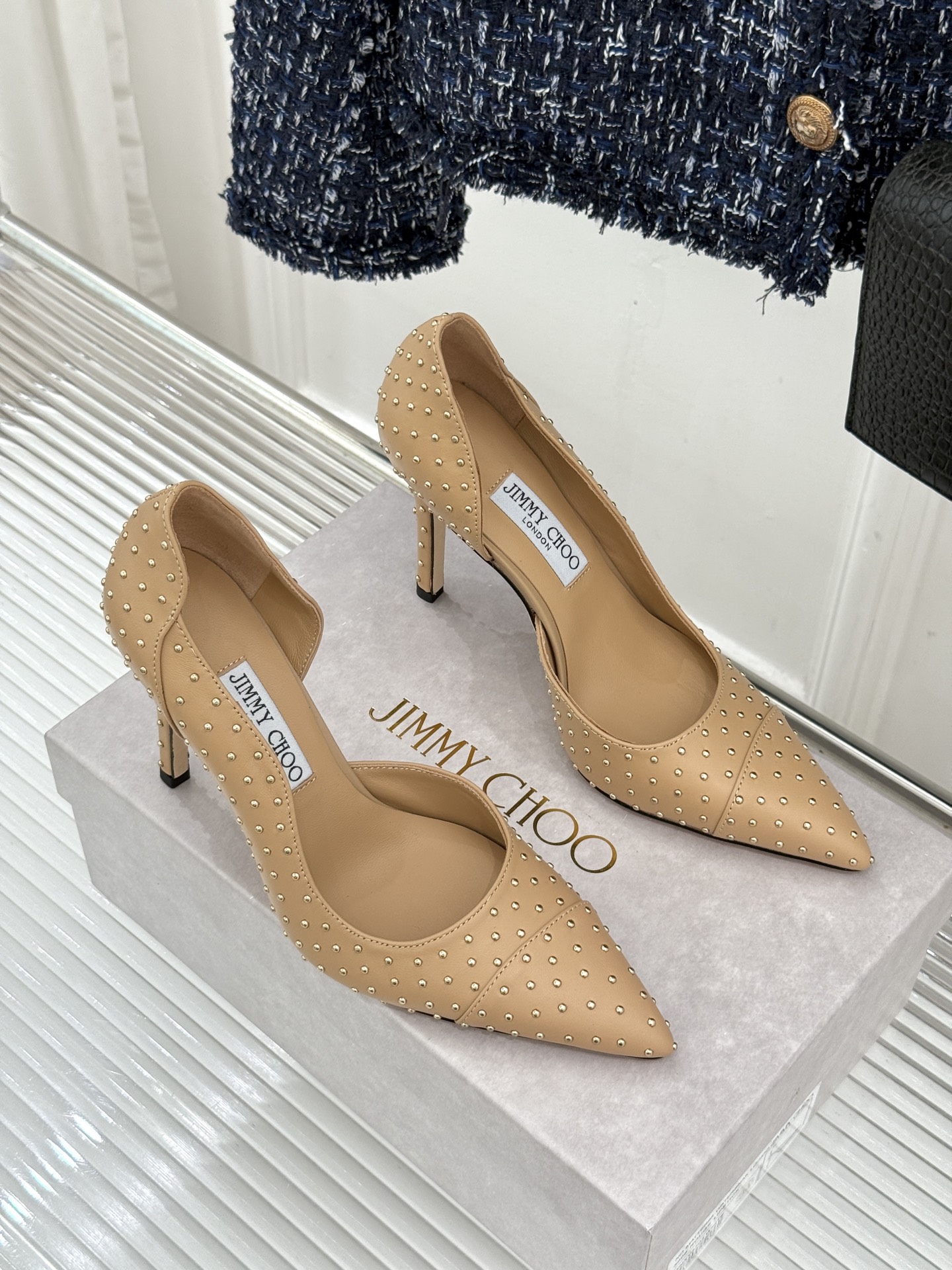 Jimmy Choo/吉米周26WF新品 铆钉尖头侧空细跟高跟鞋婚鞋 尖头利落拉长腿部线条 金属铆钉缀出酷飒感 侧空衬得