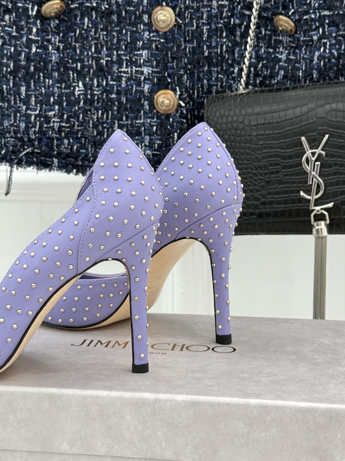 Jimmy Choo/吉米周26WF新品 铆钉尖头侧空细跟高跟鞋婚鞋 尖头利落拉长腿部线条 金属铆钉缀出酷飒感 侧空衬得 Jimmy Choo/吉米周26WF新品 铆钉尖头侧空细跟高跟鞋婚鞋 尖头利落拉长腿部线条 金属铆钉缀出酷飒感 侧空衬得