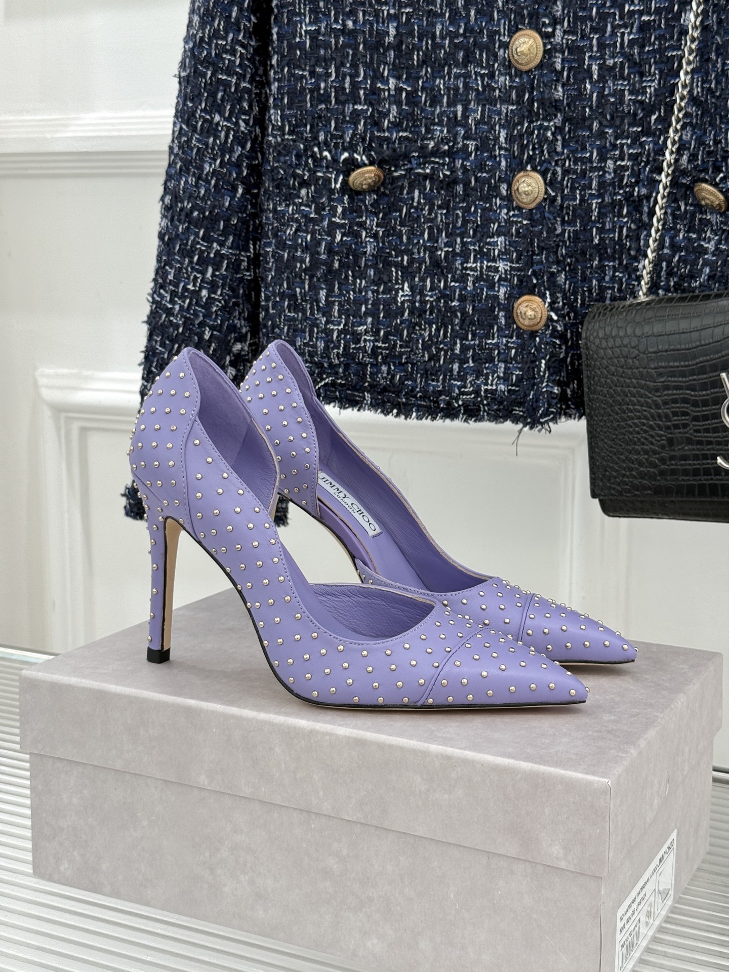 Jimmy Choo/吉米周26WF新品 铆钉尖头侧空细跟高跟鞋婚鞋 尖头利落拉长腿部线条 金属铆钉缀出酷飒感 侧空衬得