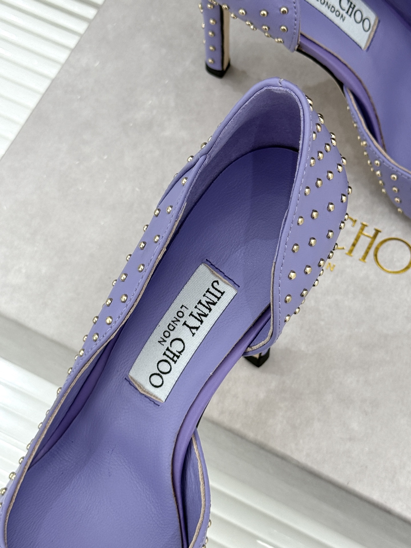 Jimmy Choo/吉米周26WF新品 铆钉尖头侧空细跟高跟鞋婚鞋 尖头利落拉长腿部线条 金属铆钉缀出酷飒感 侧空衬得 Jimmy Choo/吉米周26WF新品 铆钉尖头侧空细跟高跟鞋婚鞋 尖头利落拉长腿部线条 金属铆钉缀出酷飒感 侧空衬得