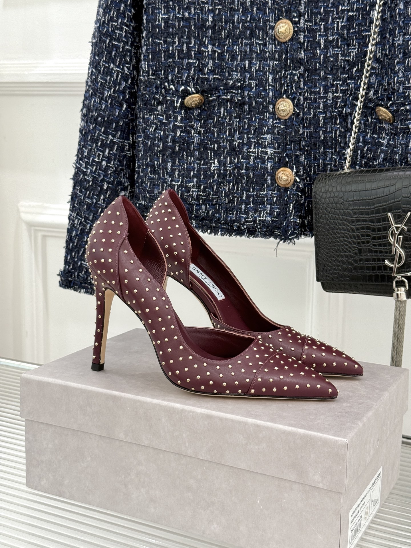Jimmy Choo/吉米周26WF新品 铆钉尖头侧空细跟高跟鞋婚鞋 尖头利落拉长腿部线条 金属铆钉缀出酷飒感 侧空衬得