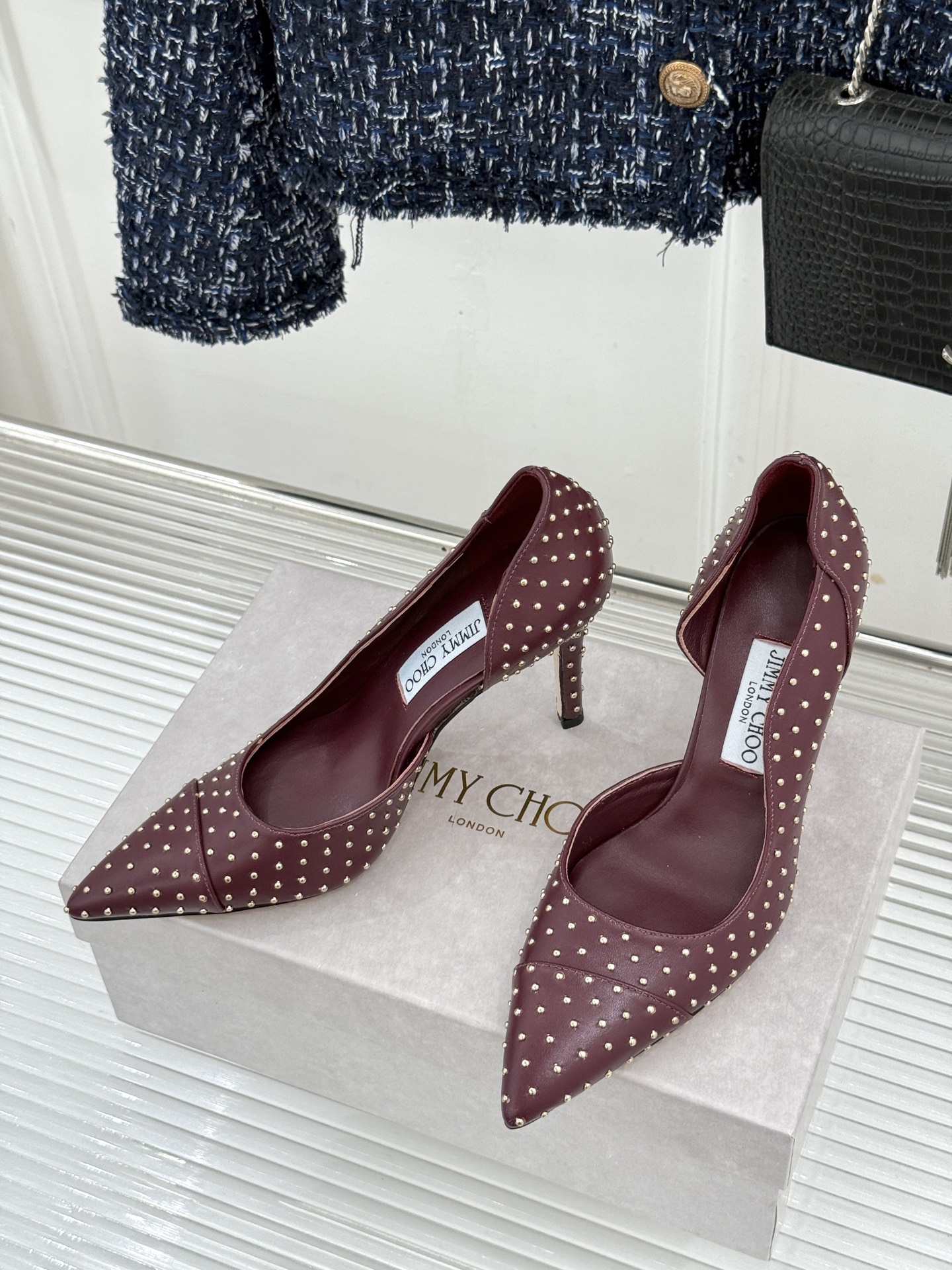Jimmy Choo/吉米周26WF新品 铆钉尖头侧空细跟高跟鞋婚鞋 尖头利落拉长腿部线条 金属铆钉缀出酷飒感 侧空衬得