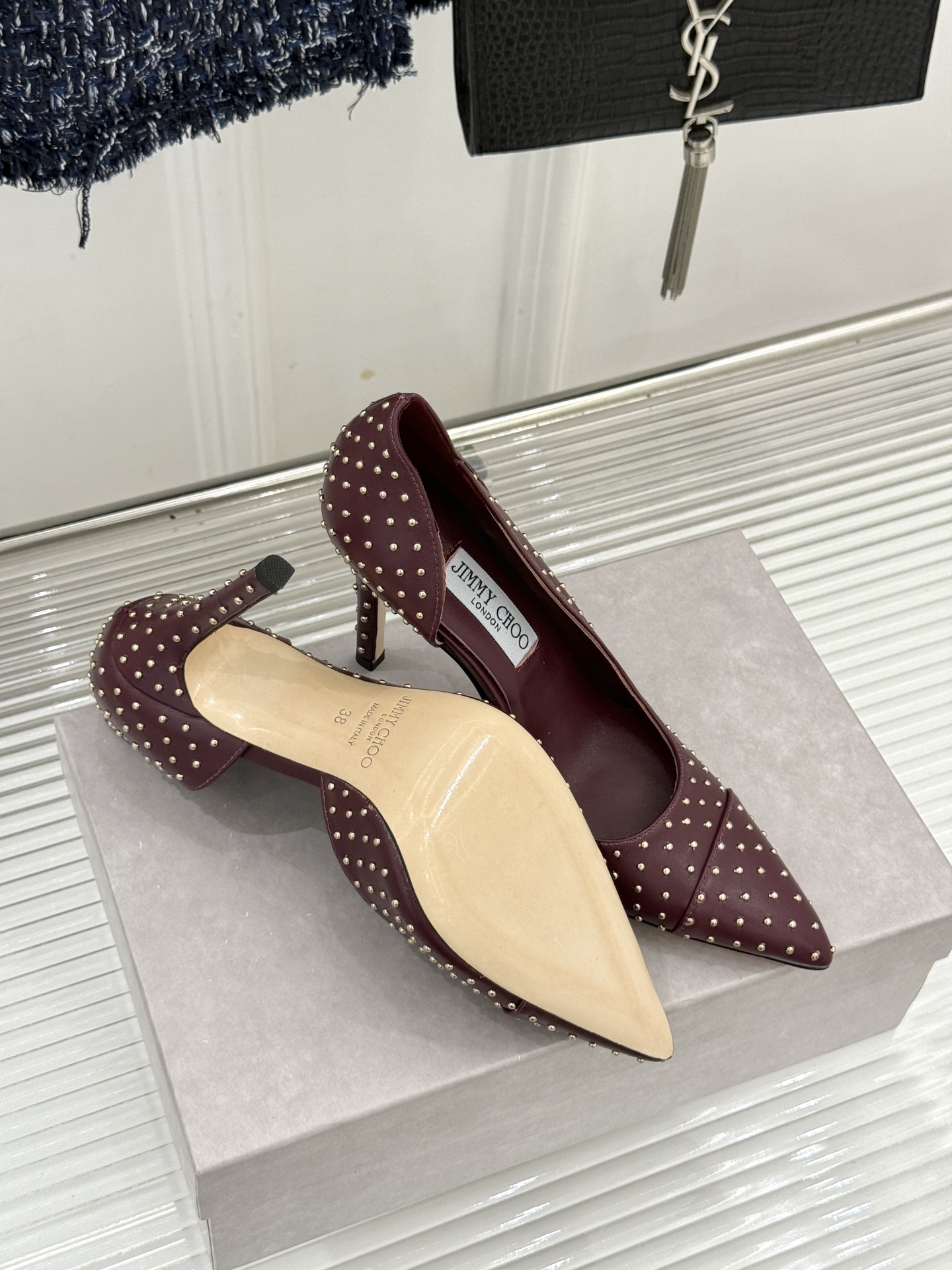 Jimmy Choo/吉米周26WF新品 铆钉尖头侧空细跟高跟鞋婚鞋 尖头利落拉长腿部线条 金属铆钉缀出酷飒感 侧空衬得
