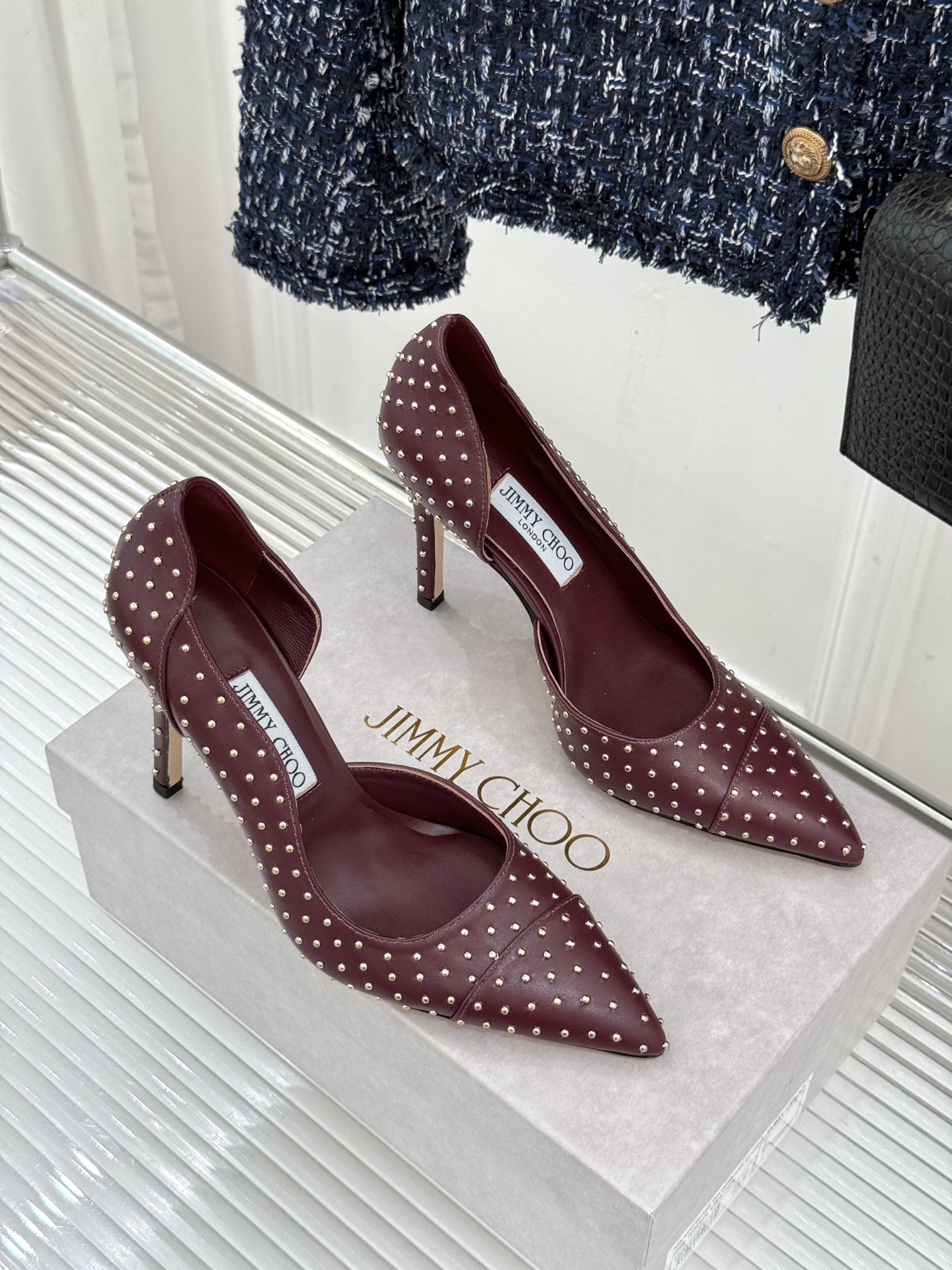 Jimmy Choo/吉米周26WF新品 铆钉尖头侧空细跟高跟鞋婚鞋 尖头利落拉长腿部线条 金属铆钉缀出酷飒感 侧空衬得