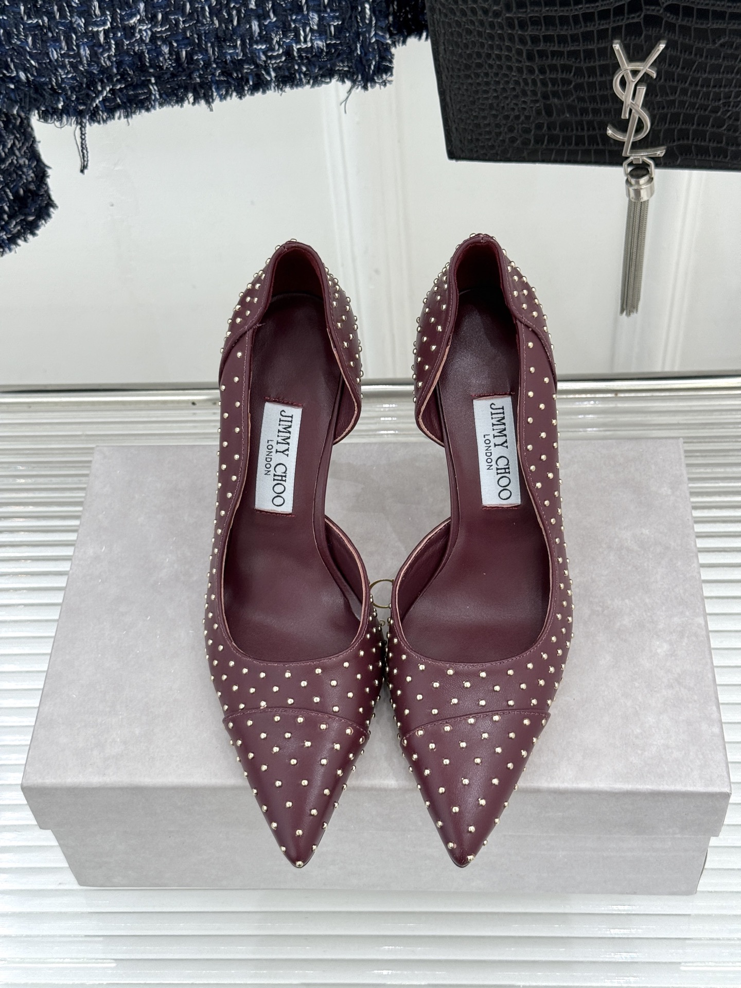 Jimmy Choo/吉米周26WF新品 铆钉尖头侧空细跟高跟鞋婚鞋 尖头利落拉长腿部线条 金属铆钉缀出酷飒感 侧空衬得