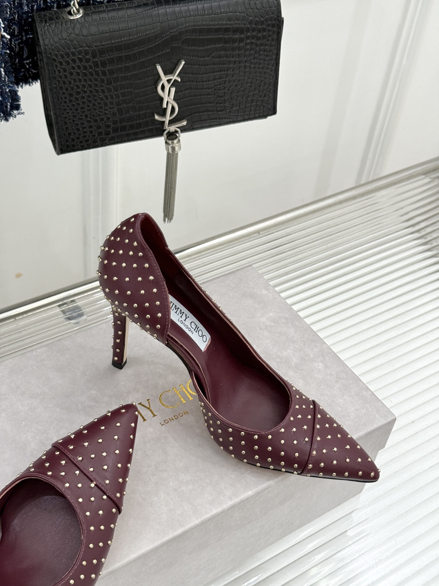 Jimmy Choo/吉米周26WF新品 铆钉尖头侧空细跟高跟鞋婚鞋 尖头利落拉长腿部线条 金属铆钉缀出酷飒感 侧空衬得