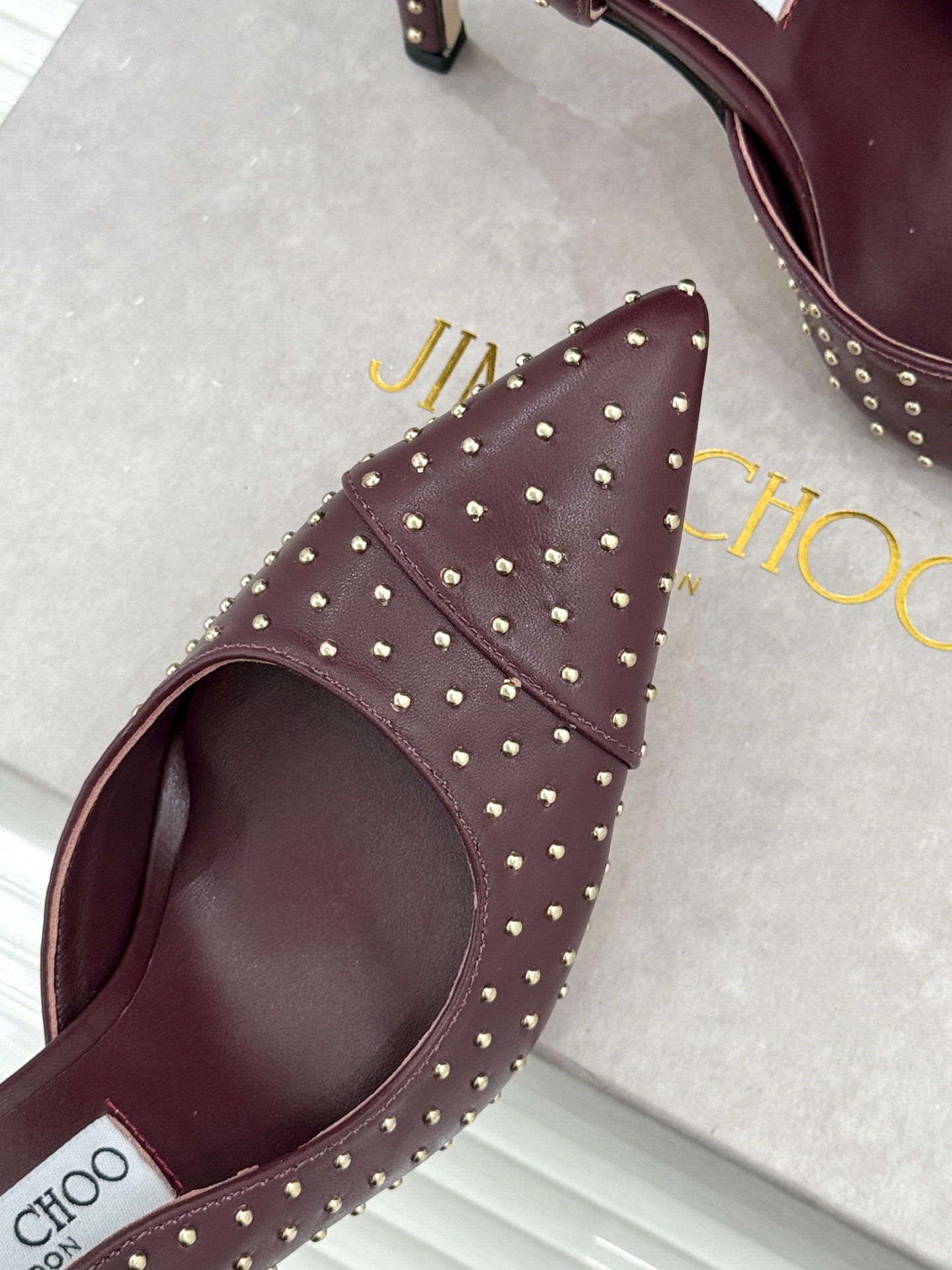 Jimmy Choo/吉米周26WF新品 铆钉尖头侧空细跟高跟鞋婚鞋 尖头利落拉长腿部线条 金属铆钉缀出酷飒感 侧空衬得
