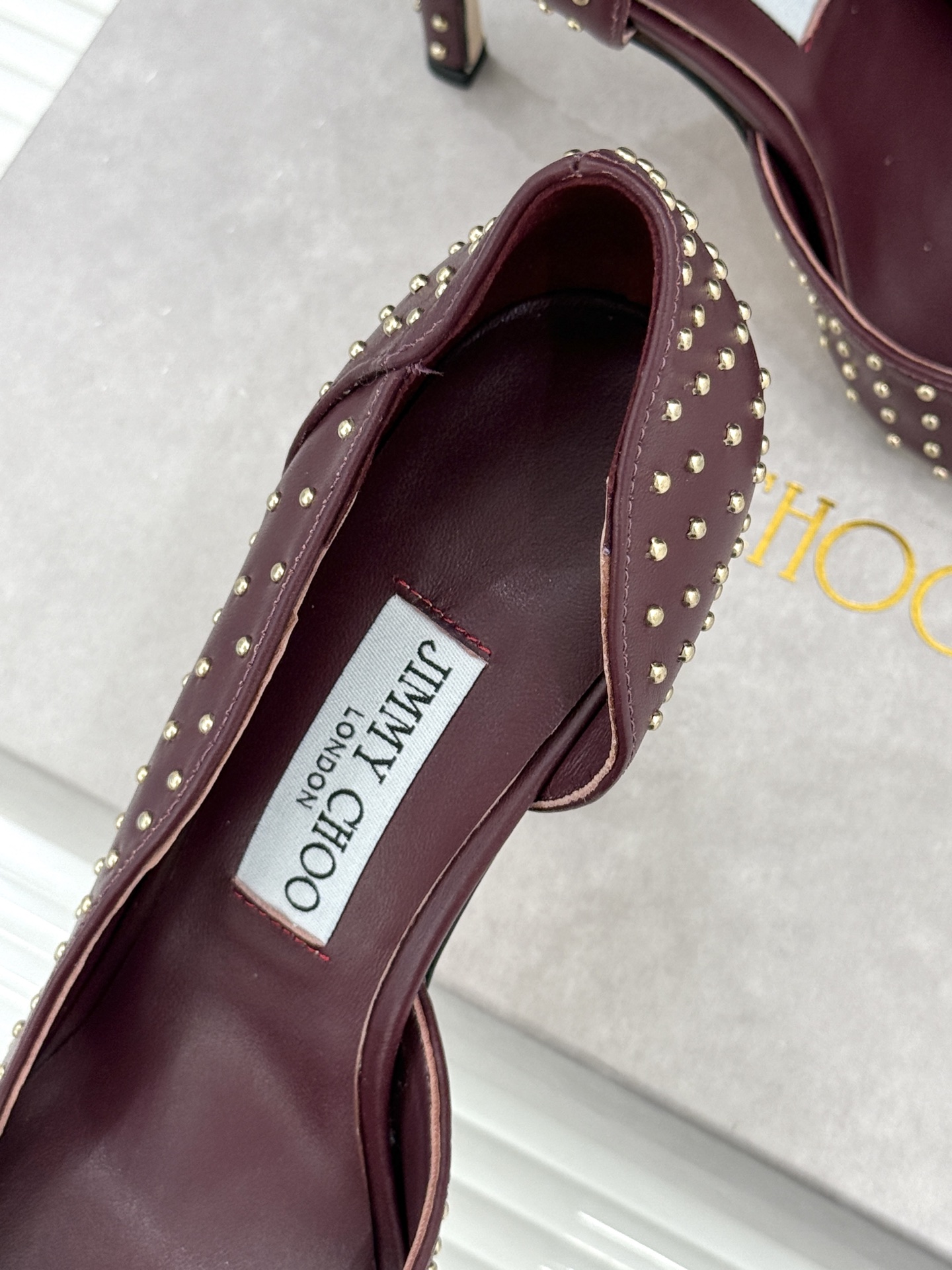 Jimmy Choo/吉米周26WF新品 铆钉尖头侧空细跟高跟鞋婚鞋 尖头利落拉长腿部线条 金属铆钉缀出酷飒感 侧空衬得