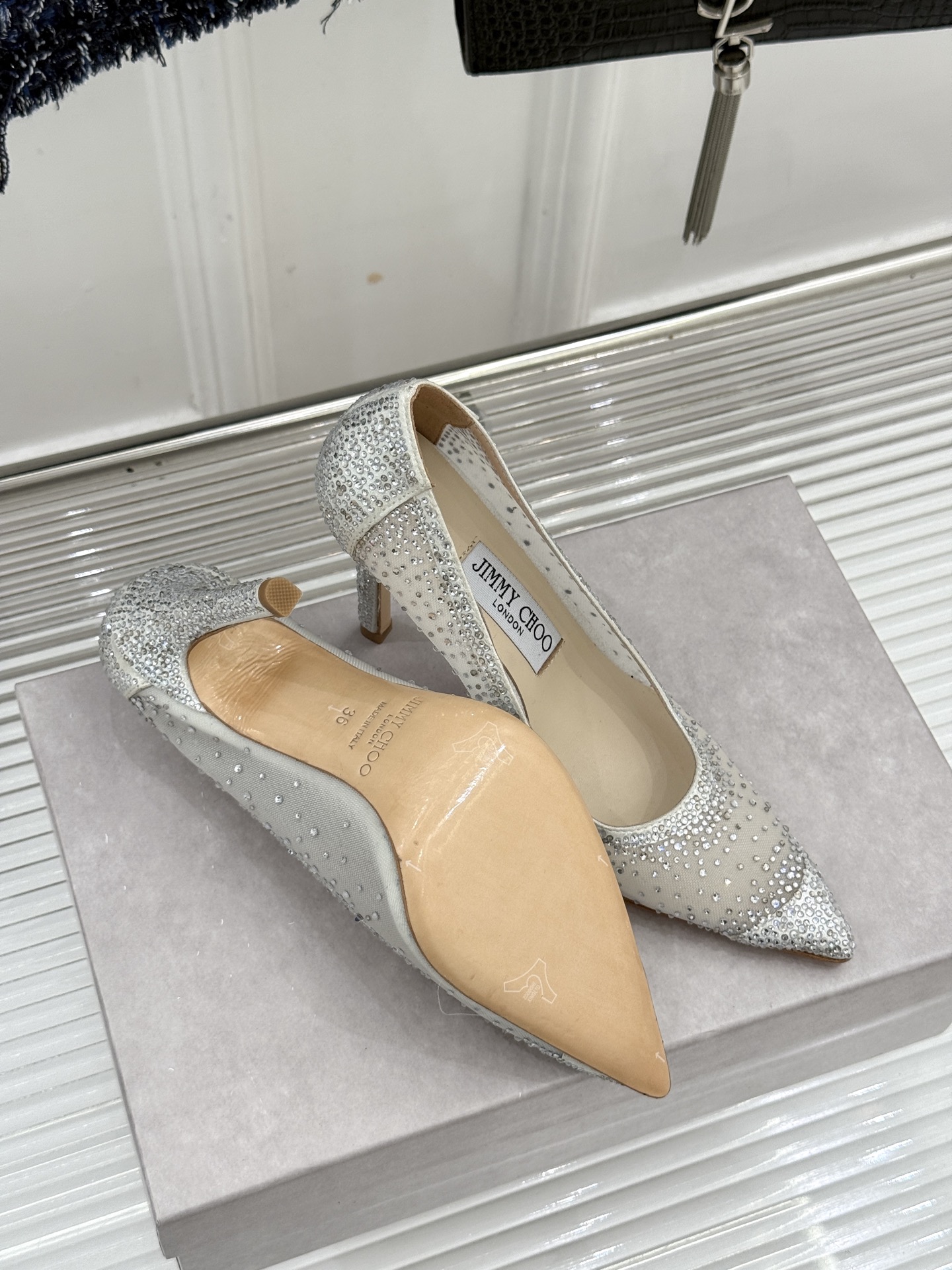 Jimmy Choo/吉米周26WF新品 网纱水钻侧空细跟高跟鞋婚鞋 网纱晕开朦胧柔光 水钻渐变随步摇曳 侧空衬得脚踝纤 Jimmy Choo/吉米周26WF新品 网纱水钻侧空细跟高跟鞋婚鞋 网纱晕开朦胧柔光 水钻渐变随步摇曳 侧空衬得脚踝纤
