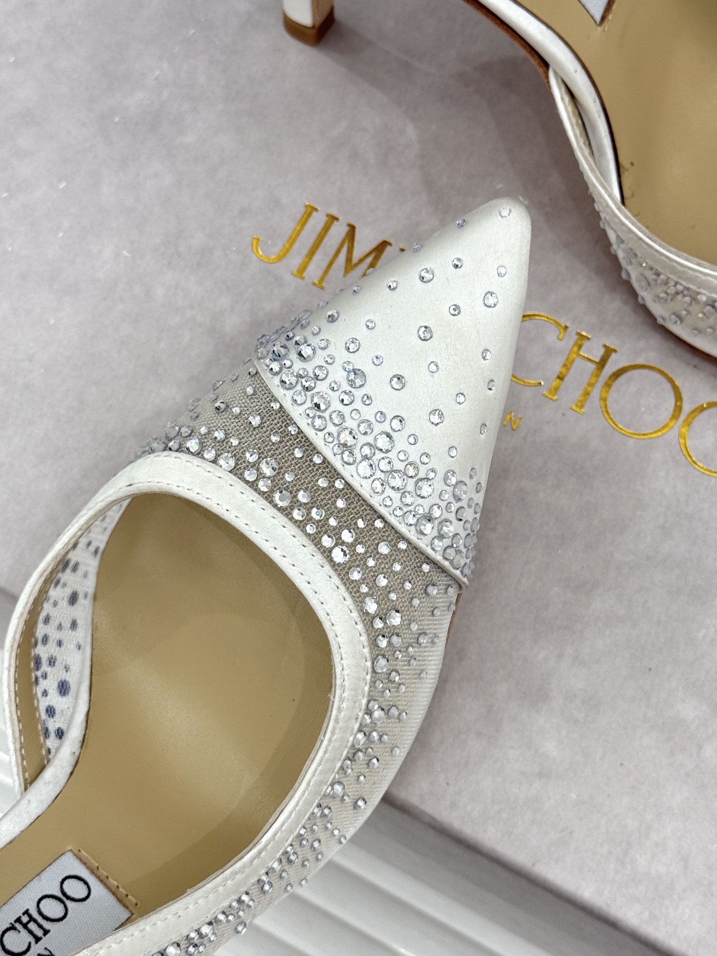 Jimmy Choo/吉米周26WF新品 网纱水钻侧空细跟高跟鞋婚鞋 网纱晕开柔雾感 水钻细碎闪着星光 侧空勾勒精致脚踝