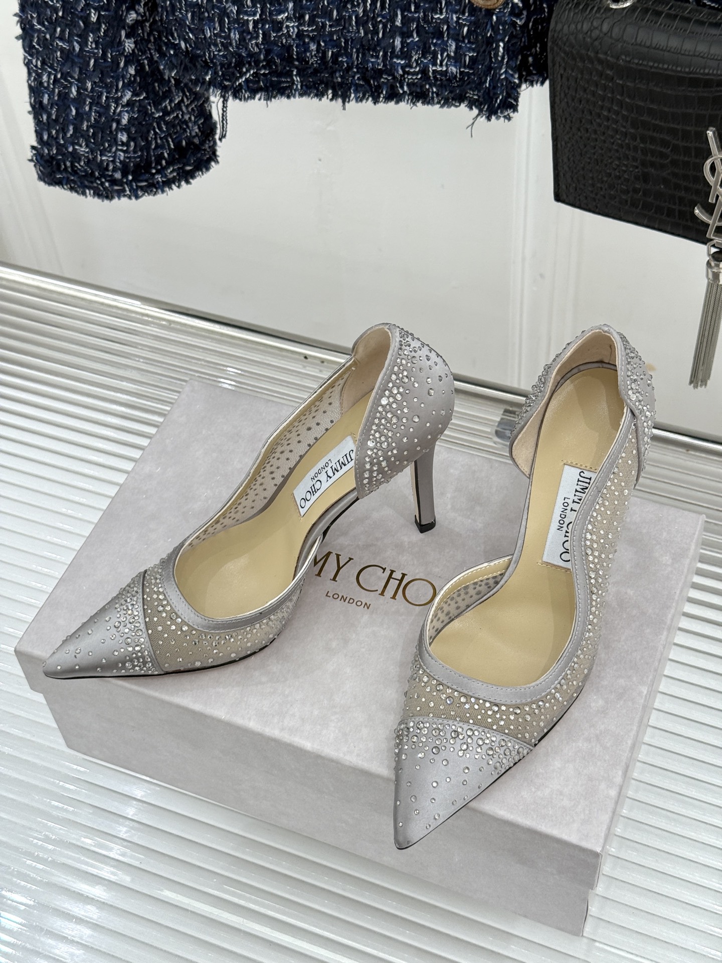 Jimmy Choo/吉米周26WF新品 网纱水钻侧空细跟高跟鞋婚鞋 网纱晕开柔雾感 水钻细碎闪着星光 侧空勾勒精致脚踝 Jimmy Choo/吉米周26WF新品 网纱水钻侧空细跟高跟鞋婚鞋 网纱晕开柔雾感 水钻细碎闪着星光 侧空勾勒精致脚踝