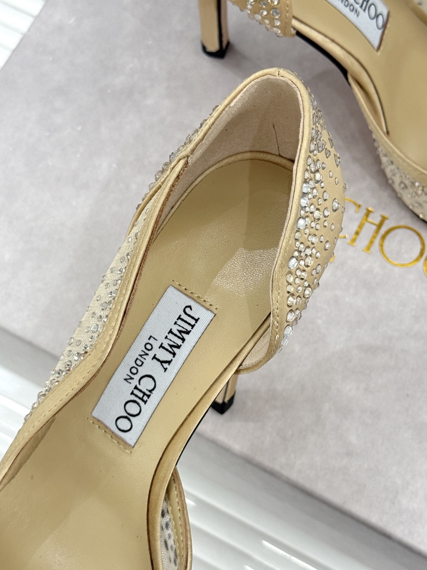 Jimmy Choo/吉米周26WF新品 网纱水钻侧空细跟高跟鞋婚鞋 网纱晕开柔雾感 水钻细碎闪着星光 侧空勾勒精致脚踝