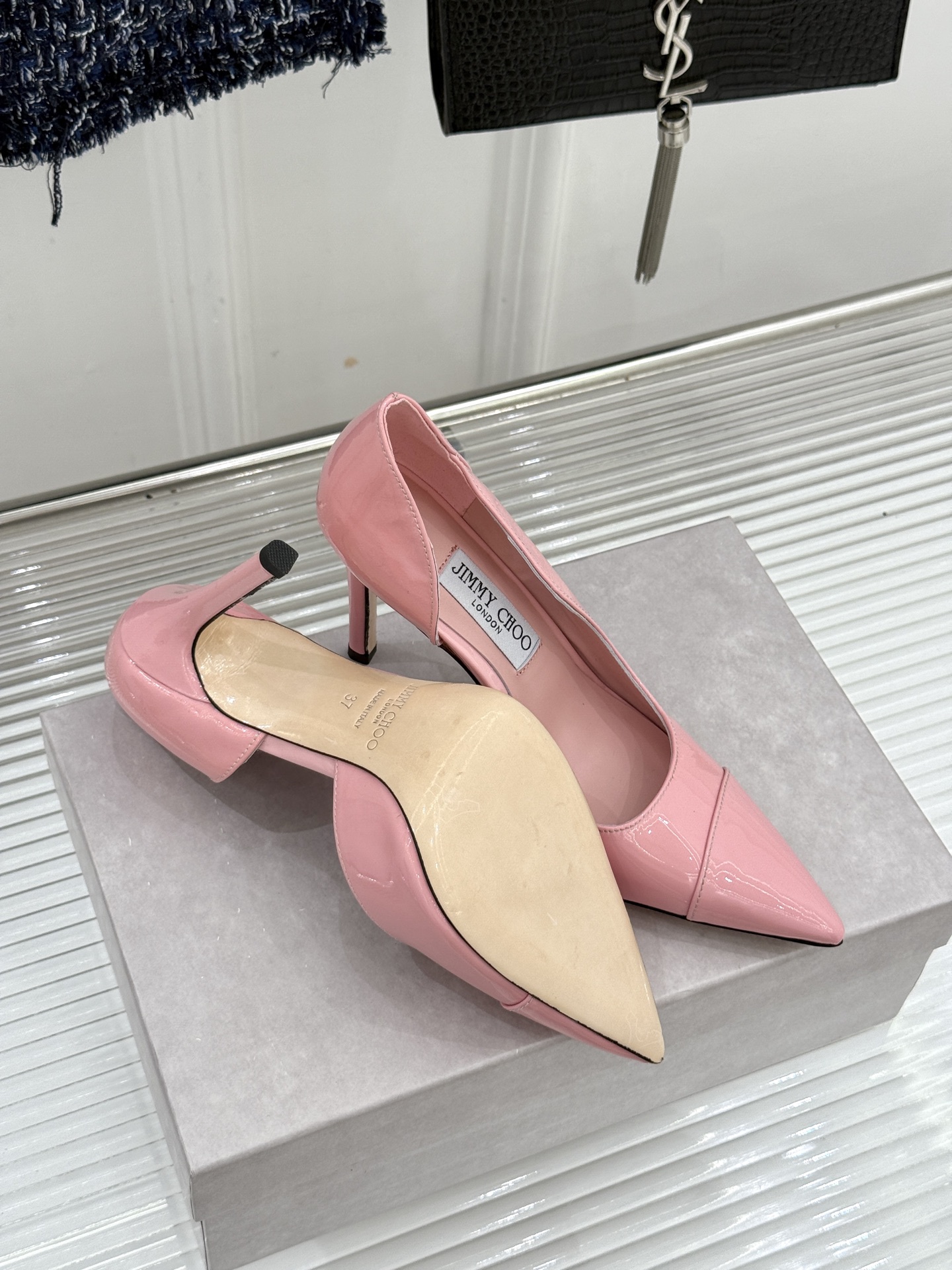 Jimmy Choo/吉米周26WF新品 漆皮尖头侧空细跟高跟鞋婚鞋 亮面漆皮泛着柔润光泽 尖头剪裁利落显腿长 侧空露肤 Jimmy Choo/吉米周26WF新品 漆皮尖头侧空细跟高跟鞋婚鞋 亮面漆皮泛着柔润光泽 尖头剪裁利落显腿长 侧空露肤