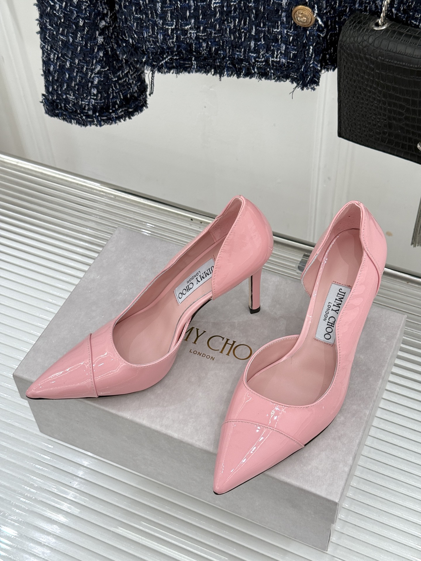 Jimmy Choo/吉米周26WF新品 漆皮尖头侧空细跟高跟鞋婚鞋 亮面漆皮泛着柔润光泽 尖头剪裁利落显腿长 侧空露肤 Jimmy Choo/吉米周26WF新品 漆皮尖头侧空细跟高跟鞋婚鞋 亮面漆皮泛着柔润光泽 尖头剪裁利落显腿长 侧空露肤