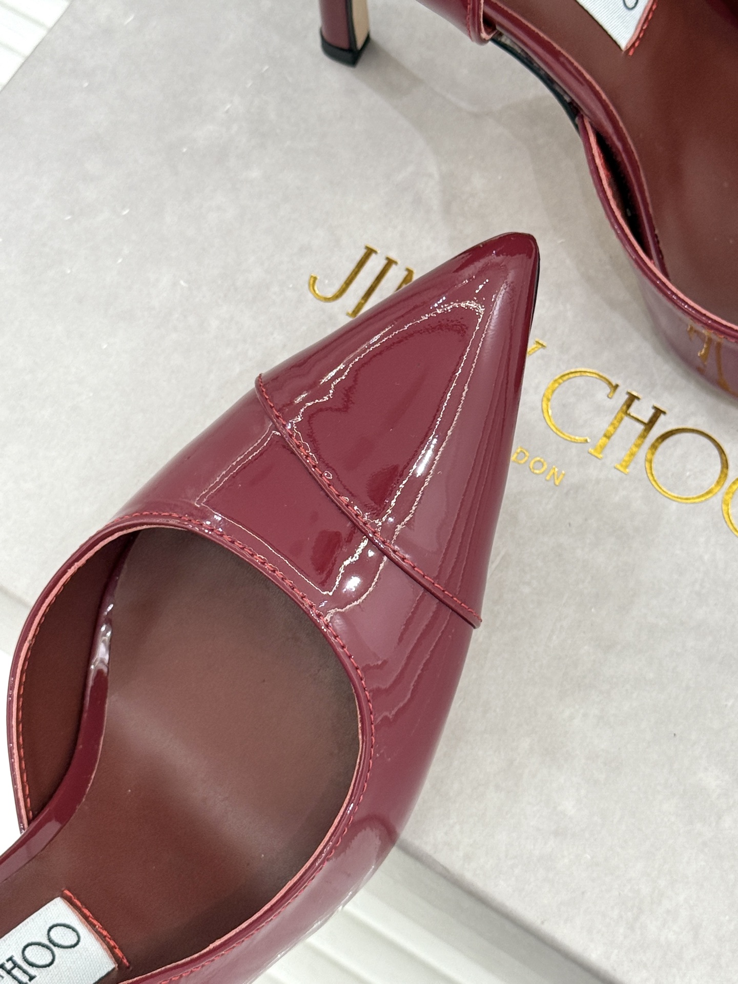 Jimmy Choo/吉米周26WF新品 漆皮尖头侧空细跟高跟鞋婚鞋 亮面漆皮泛着柔润光泽 尖头剪裁利落显腿长 侧空露肤 Jimmy Choo/吉米周26WF新品 漆皮尖头侧空细跟高跟鞋婚鞋 亮面漆皮泛着柔润光泽 尖头剪裁利落显腿长 侧空露肤