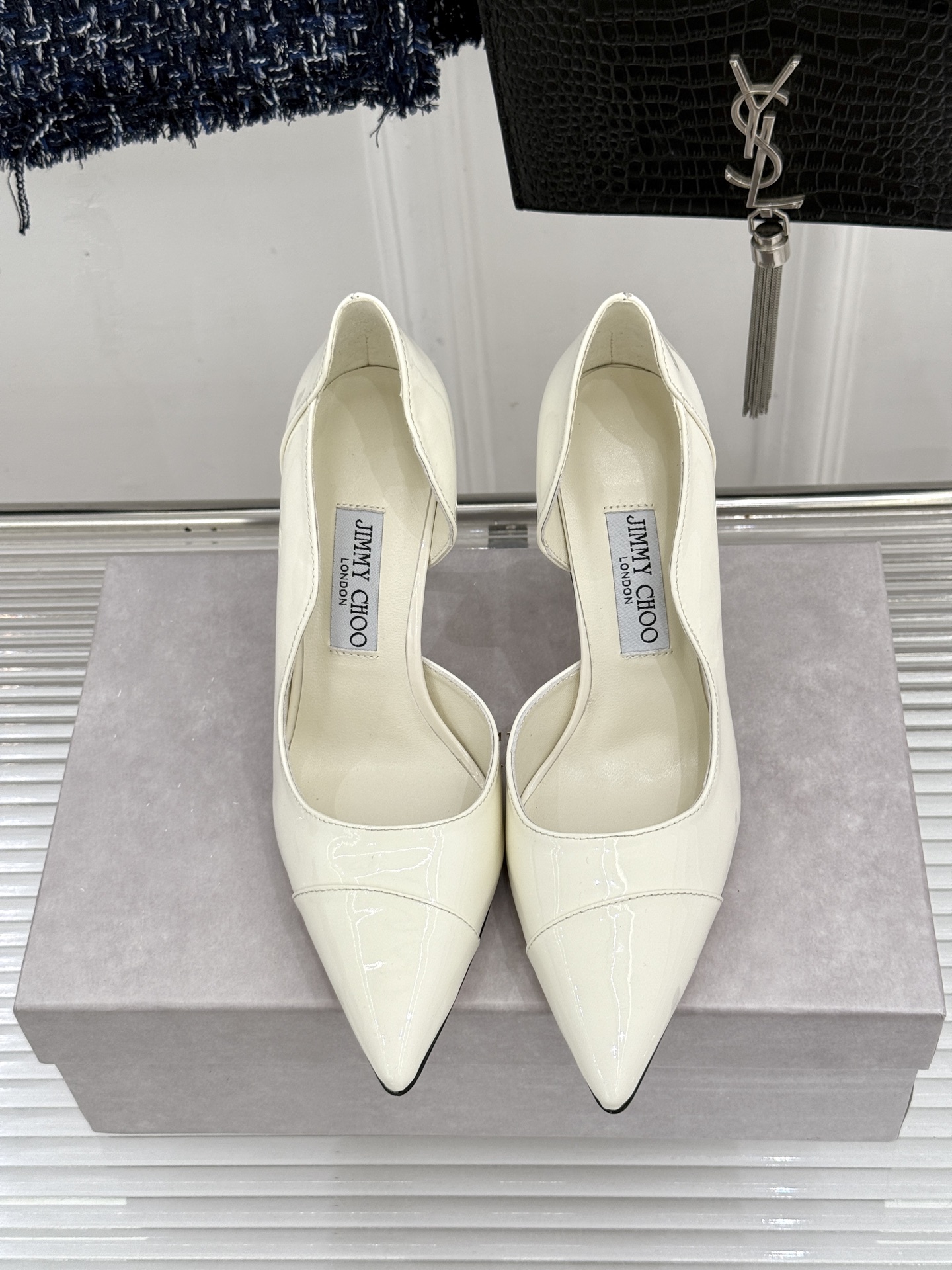 Jimmy Choo/吉米周26WF新品 漆皮尖头侧空细跟高跟鞋婚鞋 亮面漆皮泛着柔润光泽 尖头剪裁利落显腿长 侧空露肤 Jimmy Choo/吉米周26WF新品 漆皮尖头侧空细跟高跟鞋婚鞋 亮面漆皮泛着柔润光泽 尖头剪裁利落显腿长 侧空露肤