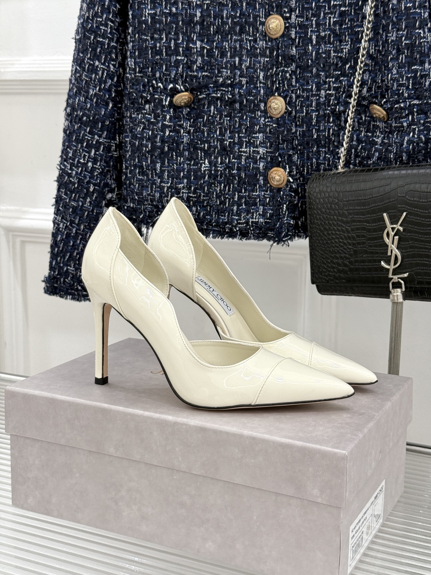 Jimmy Choo/吉米周26WF新品 漆皮尖头侧空细跟高跟鞋婚鞋 亮面漆皮泛着柔润光泽 尖头剪裁利落显腿长 侧空露肤