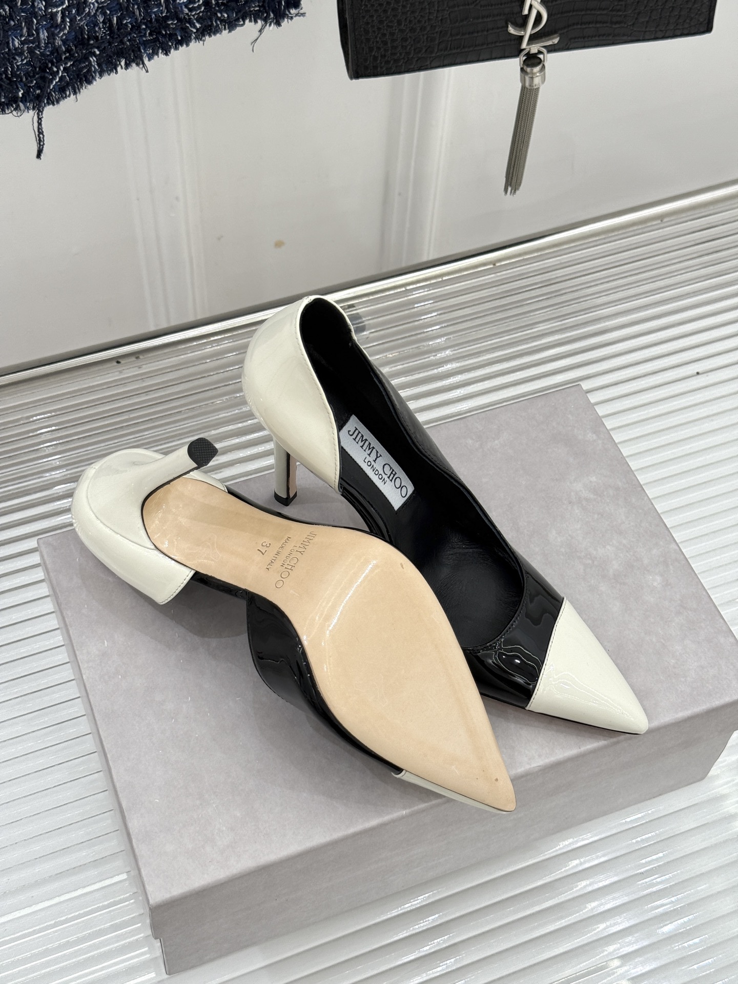 Jimmy Choo/吉米周26WF新品 漆皮尖头侧空细跟高跟鞋婚鞋 亮面漆皮泛着柔润光泽 尖头剪裁利落显腿长 侧空露肤
