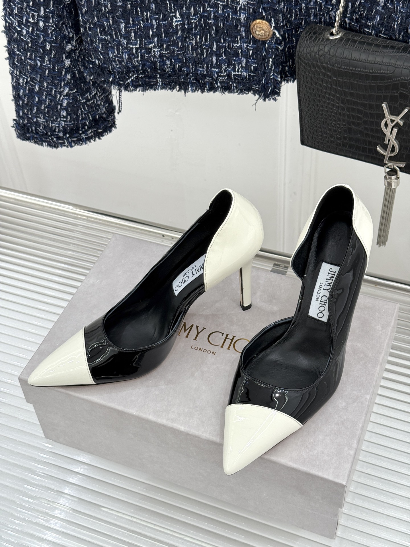Jimmy Choo/吉米周26WF新品 漆皮尖头侧空细跟高跟鞋婚鞋 亮面漆皮泛着柔润光泽 尖头剪裁利落显腿长 侧空露肤