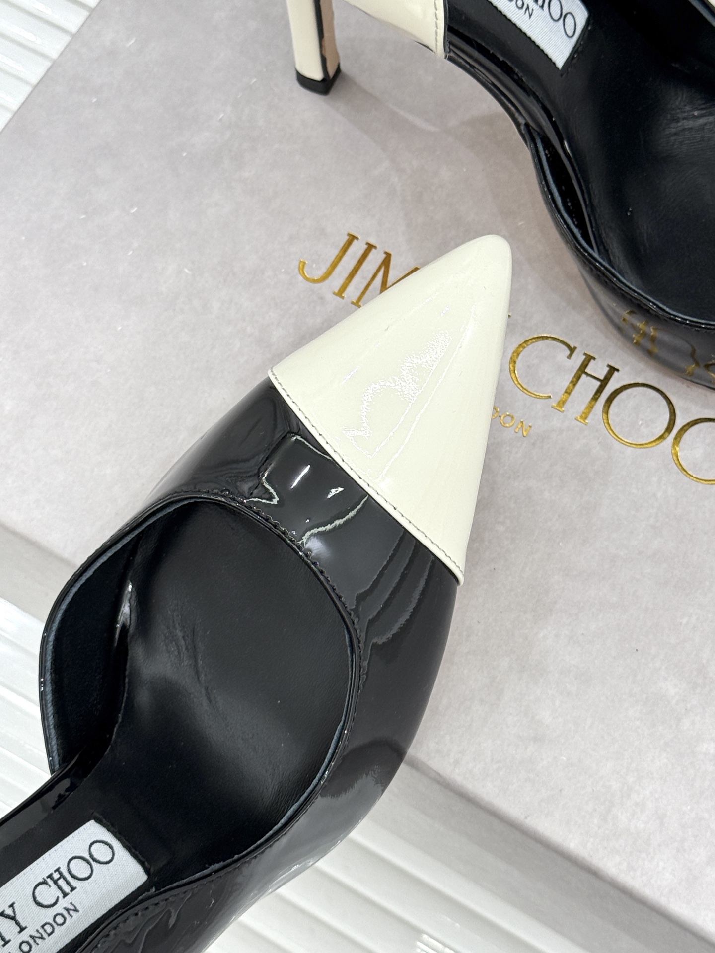 Jimmy Choo/吉米周26WF新品 漆皮尖头侧空细跟高跟鞋婚鞋 亮面漆皮泛着柔润光泽 尖头剪裁利落显腿长 侧空露肤