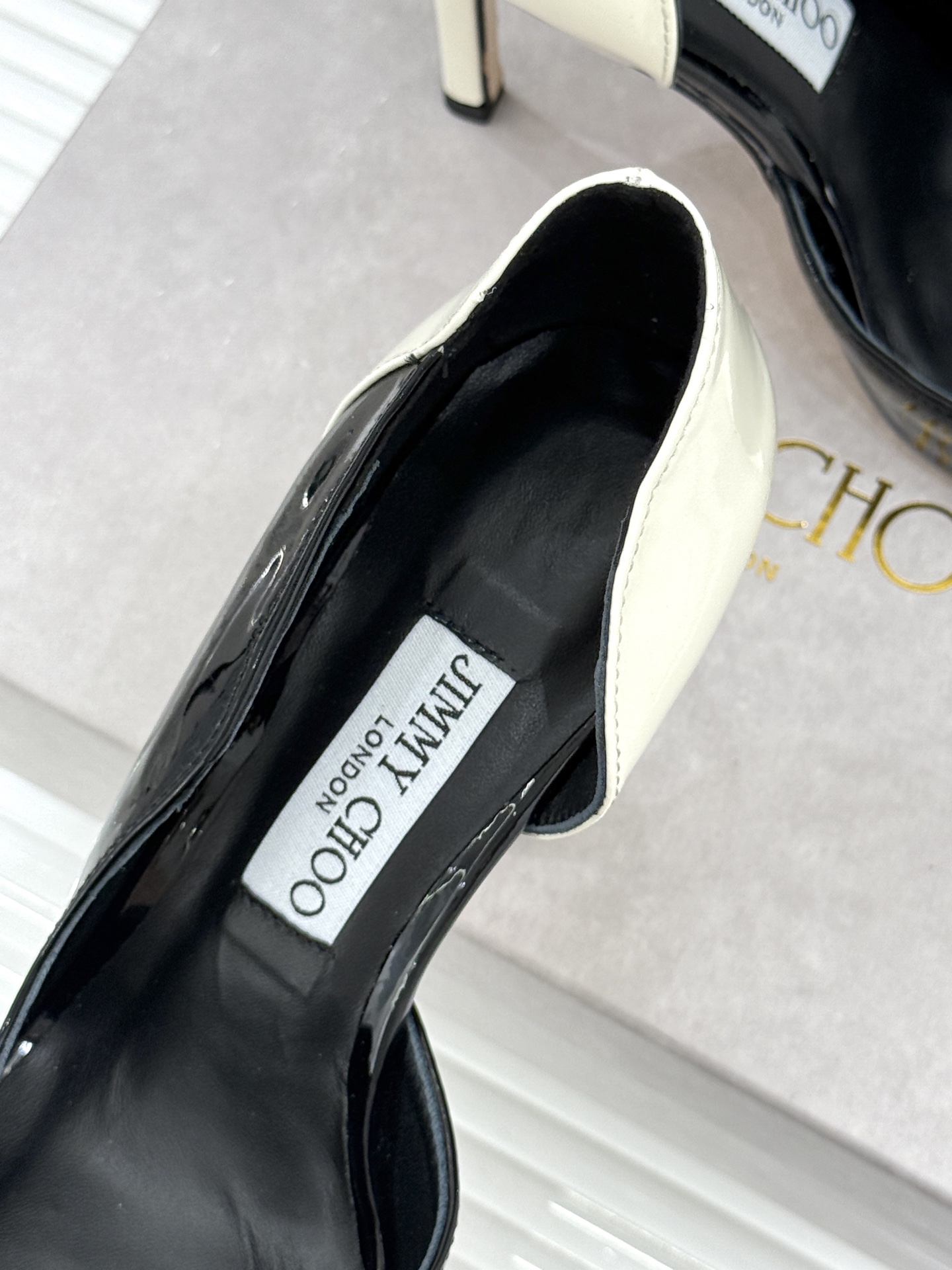 Jimmy Choo/吉米周26WF新品 漆皮尖头侧空细跟高跟鞋婚鞋 亮面漆皮泛着柔润光泽 尖头剪裁利落显腿长 侧空露肤