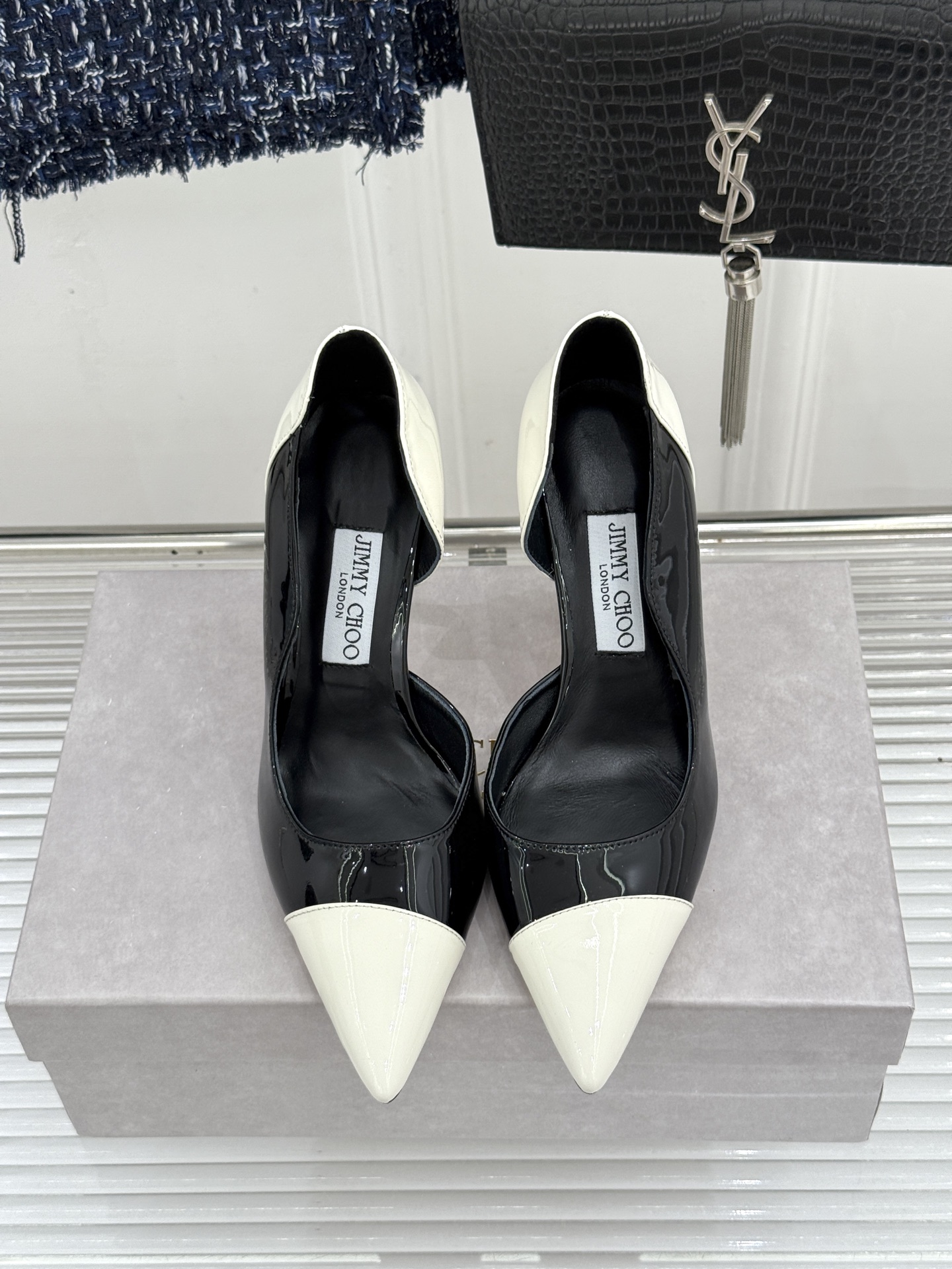 Jimmy Choo/吉米周26WF新品 漆皮尖头侧空细跟高跟鞋婚鞋 亮面漆皮泛着柔润光泽 尖头剪裁利落显腿长 侧空露肤