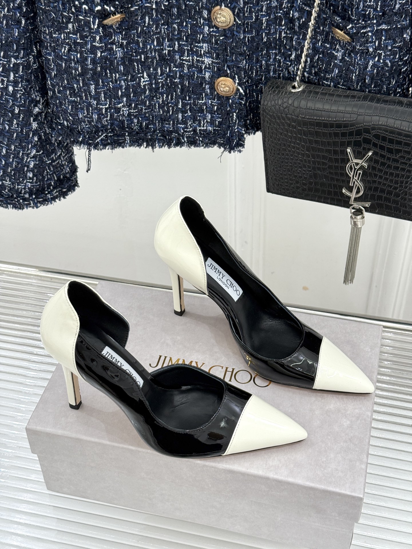 Jimmy Choo/吉米周26WF新品 漆皮尖头侧空细跟高跟鞋婚鞋 亮面漆皮泛着柔润光泽 尖头剪裁利落显腿长 侧空露肤