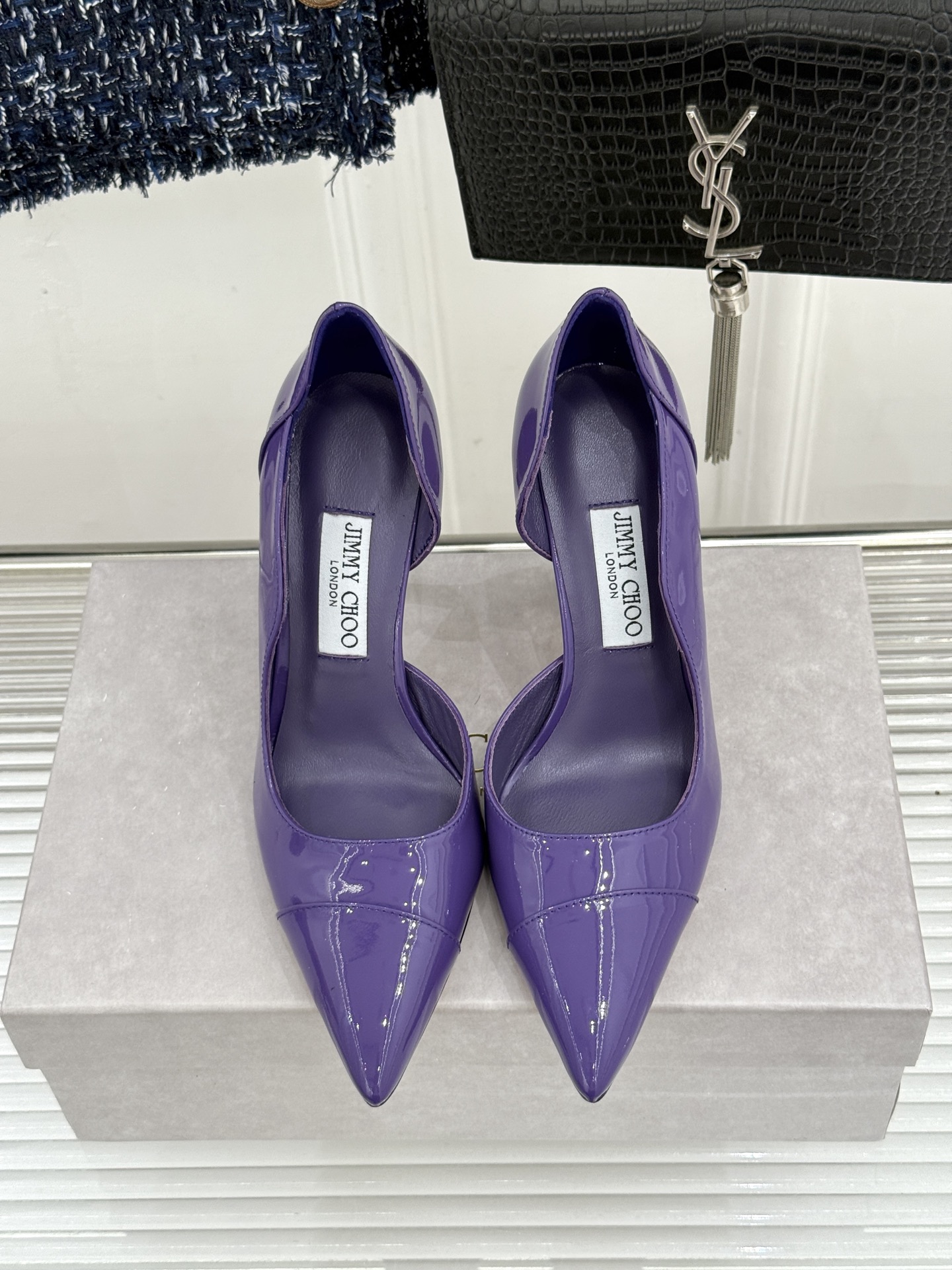 Jimmy Choo/吉米周26WF新品 漆皮尖头侧空细跟高跟鞋婚鞋 亮面漆皮泛着柔润光泽 尖头剪裁利落显腿长 侧空露肤 Jimmy Choo/吉米周26WF新品 漆皮尖头侧空细跟高跟鞋婚鞋 亮面漆皮泛着柔润光泽 尖头剪裁利落显腿长 侧空露肤