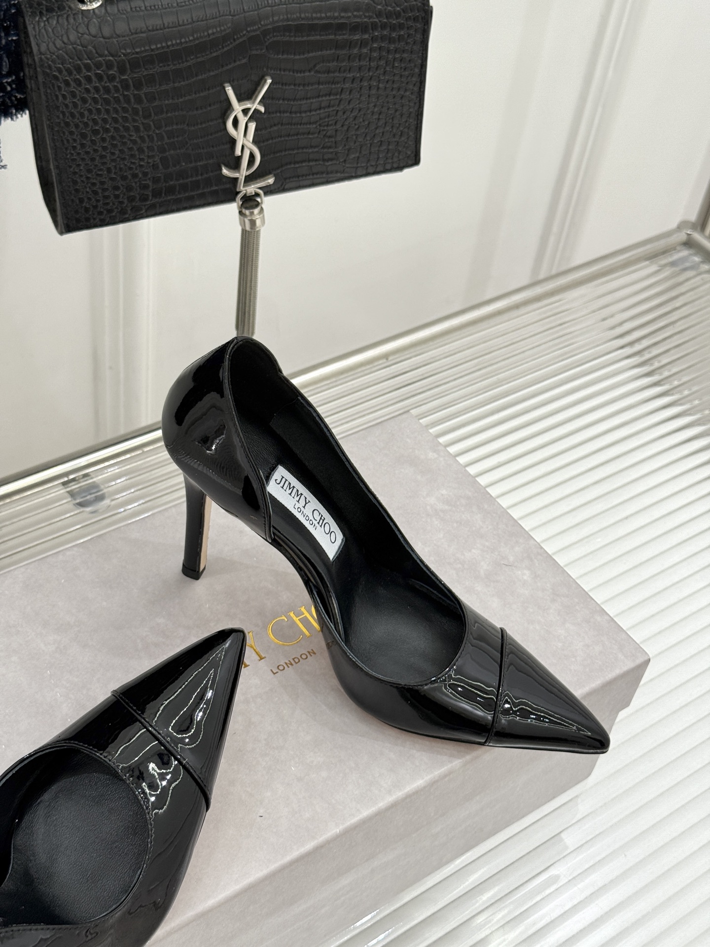Jimmy Choo/吉米周26WF新品 漆皮尖头侧空细跟高跟鞋婚鞋 亮面漆皮泛着柔润光泽 尖头剪裁利落显腿长 侧空露肤 Jimmy Choo/吉米周26WF新品 漆皮尖头侧空细跟高跟鞋婚鞋 亮面漆皮泛着柔润光泽 尖头剪裁利落显腿长 侧空露肤