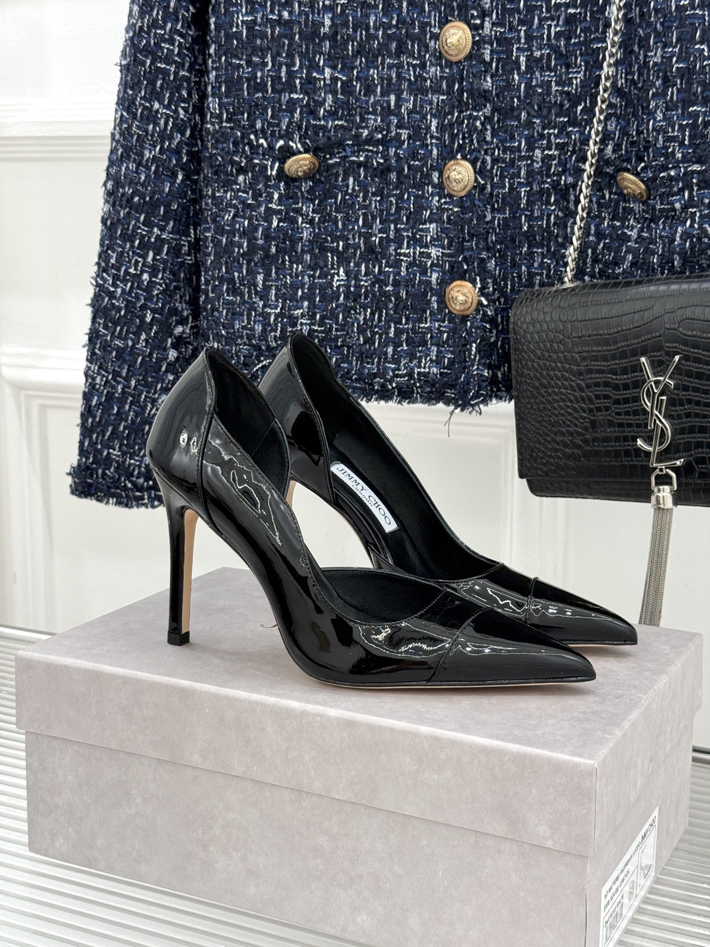 Jimmy Choo/吉米周26WF新品 漆皮尖头侧空细跟高跟鞋婚鞋 亮面漆皮泛着柔润光泽 尖头剪裁利落显腿长 侧空露肤