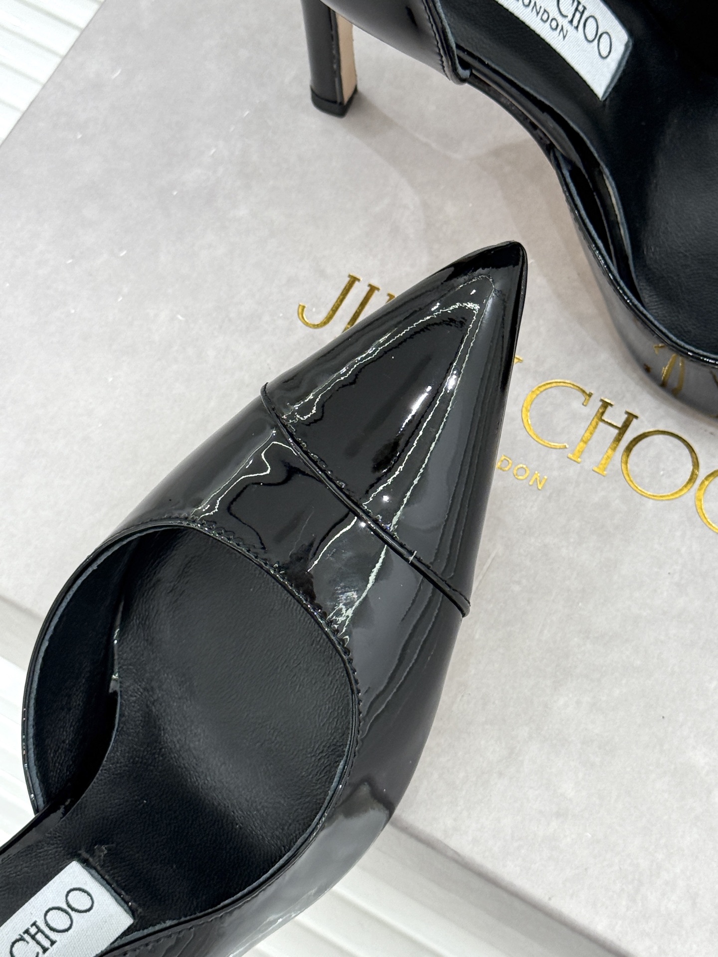 Jimmy Choo/吉米周26WF新品 漆皮尖头侧空细跟高跟鞋婚鞋 亮面漆皮泛着柔润光泽 尖头剪裁利落显腿长 侧空露肤 Jimmy Choo/吉米周26WF新品 漆皮尖头侧空细跟高跟鞋婚鞋 亮面漆皮泛着柔润光泽 尖头剪裁利落显腿长 侧空露肤