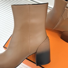 Hermès/爱马仕26WF新品极简 复古粗跟短靴 秋冬出街回头率超高 粗跟撑起强大气场 粗跟稳当不累脚 搭配西装牛仔都 Hermès/爱马仕26WF新品极简 复古粗跟短靴 秋冬出街回头率超高 粗跟撑起强大气场 粗跟稳当不累脚 搭配西装牛仔都
