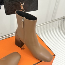 Hermès/爱马仕26WF新品极简 复古粗跟短靴 秋冬出街回头率超高 粗跟撑起强大气场 粗跟稳当不累脚 搭配西装牛仔都 Hermès/爱马仕26WF新品极简 复古粗跟短靴 秋冬出街回头率超高 粗跟撑起强大气场 粗跟稳当不累脚 搭配西装牛仔都
