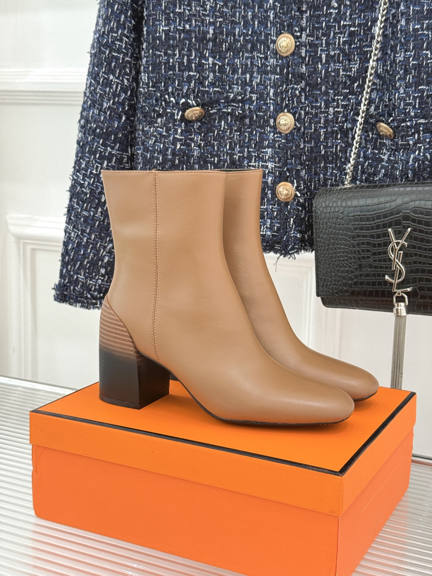 Hermès/爱马仕26WF新品极简 复古粗跟短靴 秋冬出街回头率超高 粗跟撑起强大气场 粗跟稳当不累脚 搭配西装牛仔都