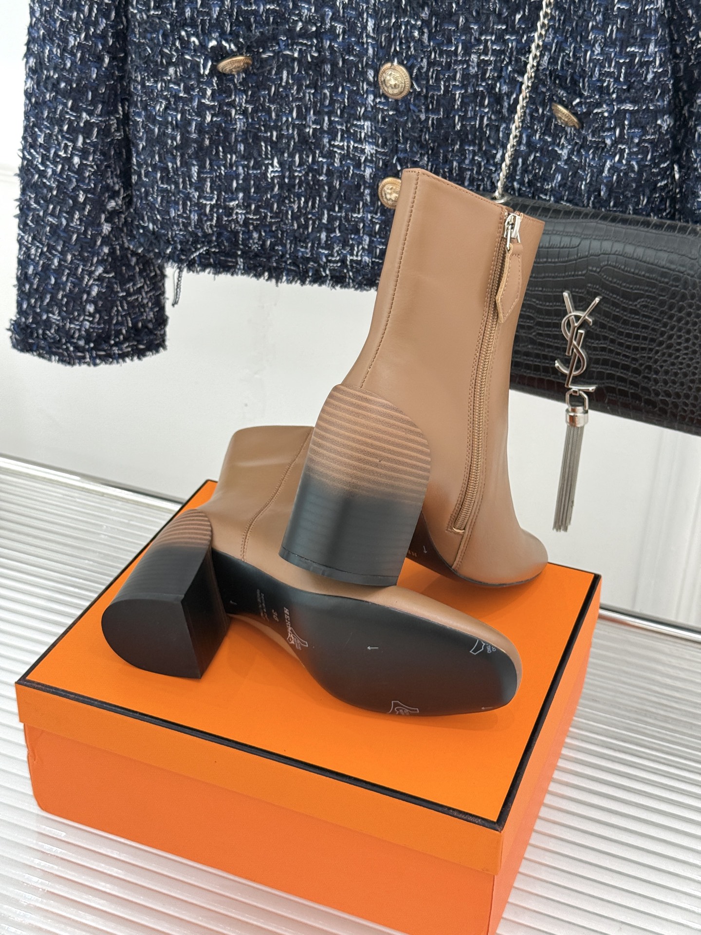 Hermès/爱马仕26WF新品极简 复古粗跟短靴 秋冬出街回头率超高 粗跟撑起强大气场 粗跟稳当不累脚 搭配西装牛仔都 Hermès/爱马仕26WF新品极简 复古粗跟短靴 秋冬出街回头率超高 粗跟撑起强大气场 粗跟稳当不累脚 搭配西装牛仔都