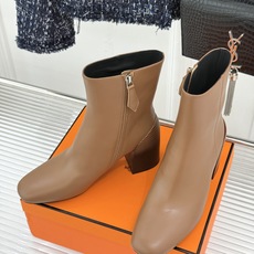 Hermès/爱马仕26WF新品极简 复古粗跟短靴 秋冬出街回头率超高 粗跟撑起强大气场 粗跟稳当不累脚 搭配西装牛仔都 Hermès/爱马仕26WF新品极简 复古粗跟短靴 秋冬出街回头率超高 粗跟撑起强大气场 粗跟稳当不累脚 搭配西装牛仔都