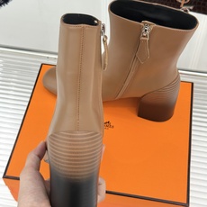 Hermès/爱马仕26WF新品极简 复古粗跟短靴 秋冬出街回头率超高 粗跟撑起强大气场 粗跟稳当不累脚 搭配西装牛仔都 Hermès/爱马仕26WF新品极简 复古粗跟短靴 秋冬出街回头率超高 粗跟撑起强大气场 粗跟稳当不累脚 搭配西装牛仔都