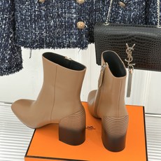 Hermès/爱马仕26WF新品极简 复古粗跟短靴 秋冬出街回头率超高 粗跟撑起强大气场 粗跟稳当不累脚 搭配西装牛仔都 Hermès/爱马仕26WF新品极简 复古粗跟短靴 秋冬出街回头率超高 粗跟撑起强大气场 粗跟稳当不累脚 搭配西装牛仔都