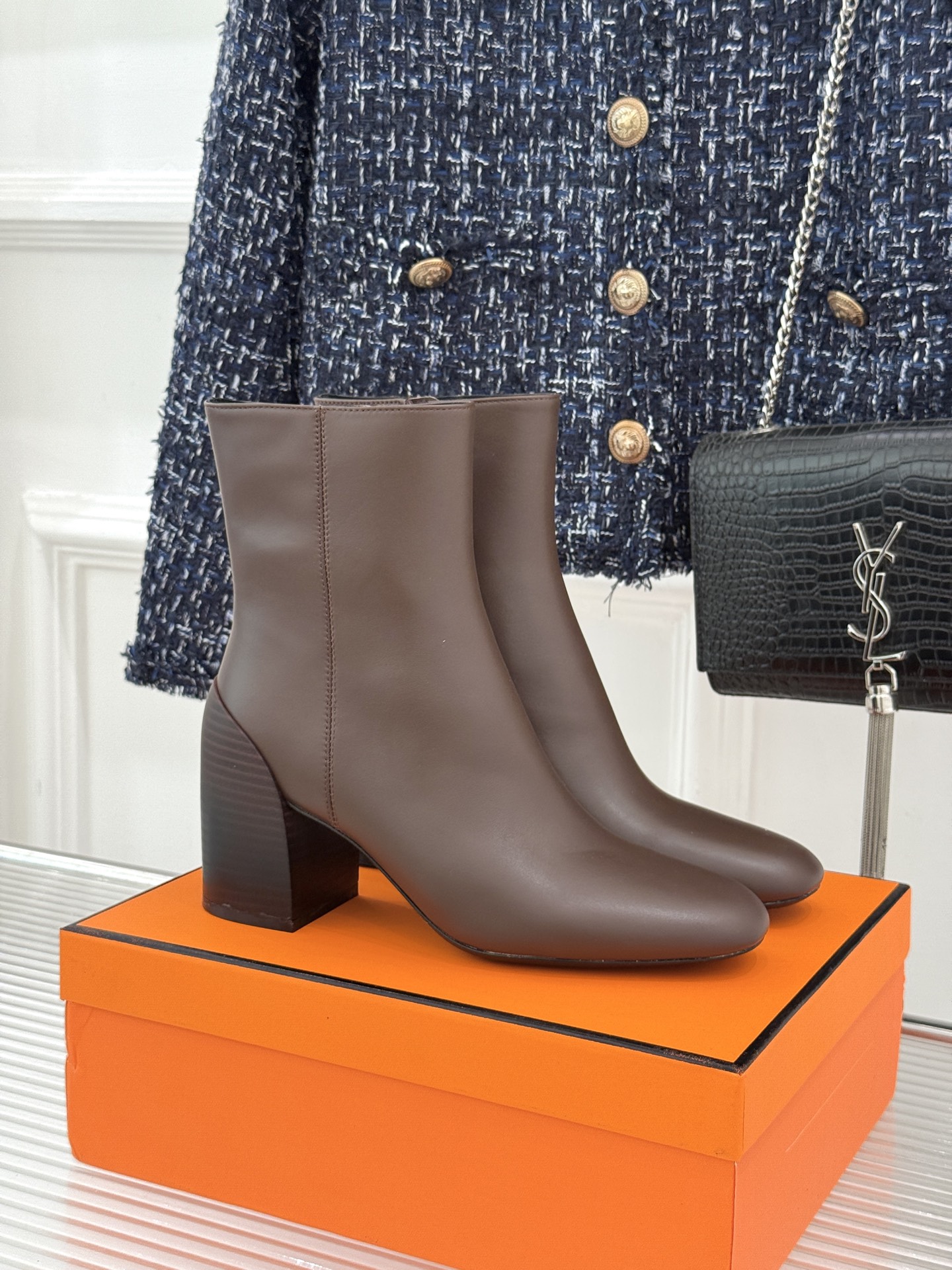 Hermès/爱马仕26WF新品极简 复古粗跟短靴 秋冬出街回头率超高 粗跟撑起强大气场 粗跟稳当不累脚 搭配西装牛仔都