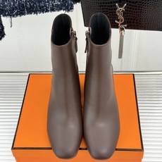 Hermès/爱马仕26WF新品极简 复古粗跟短靴 秋冬出街回头率超高 粗跟撑起强大气场 粗跟稳当不累脚 搭配西装牛仔都 Hermès/爱马仕26WF新品极简 复古粗跟短靴 秋冬出街回头率超高 粗跟撑起强大气场 粗跟稳当不累脚 搭配西装牛仔都