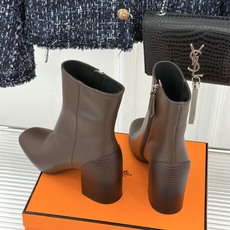 Hermès/爱马仕26WF新品极简 复古粗跟短靴 秋冬出街回头率超高 粗跟撑起强大气场 粗跟稳当不累脚 搭配西装牛仔都 Hermès/爱马仕26WF新品极简 复古粗跟短靴 秋冬出街回头率超高 粗跟撑起强大气场 粗跟稳当不累脚 搭配西装牛仔都