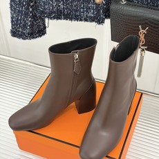 Hermès/爱马仕26WF新品极简 复古粗跟短靴 秋冬出街回头率超高 粗跟撑起强大气场 粗跟稳当不累脚 搭配西装牛仔都 Hermès/爱马仕26WF新品极简 复古粗跟短靴 秋冬出街回头率超高 粗跟撑起强大气场 粗跟稳当不累脚 搭配西装牛仔都