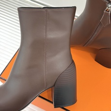 Hermès/爱马仕26WF新品极简 复古粗跟短靴 秋冬出街回头率超高 粗跟撑起强大气场 粗跟稳当不累脚 搭配西装牛仔都 Hermès/爱马仕26WF新品极简 复古粗跟短靴 秋冬出街回头率超高 粗跟撑起强大气场 粗跟稳当不累脚 搭配西装牛仔都