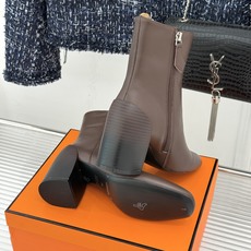 Hermès/爱马仕26WF新品极简 复古粗跟短靴 秋冬出街回头率超高 粗跟撑起强大气场 粗跟稳当不累脚 搭配西装牛仔都 Hermès/爱马仕26WF新品极简 复古粗跟短靴 秋冬出街回头率超高 粗跟撑起强大气场 粗跟稳当不累脚 搭配西装牛仔都