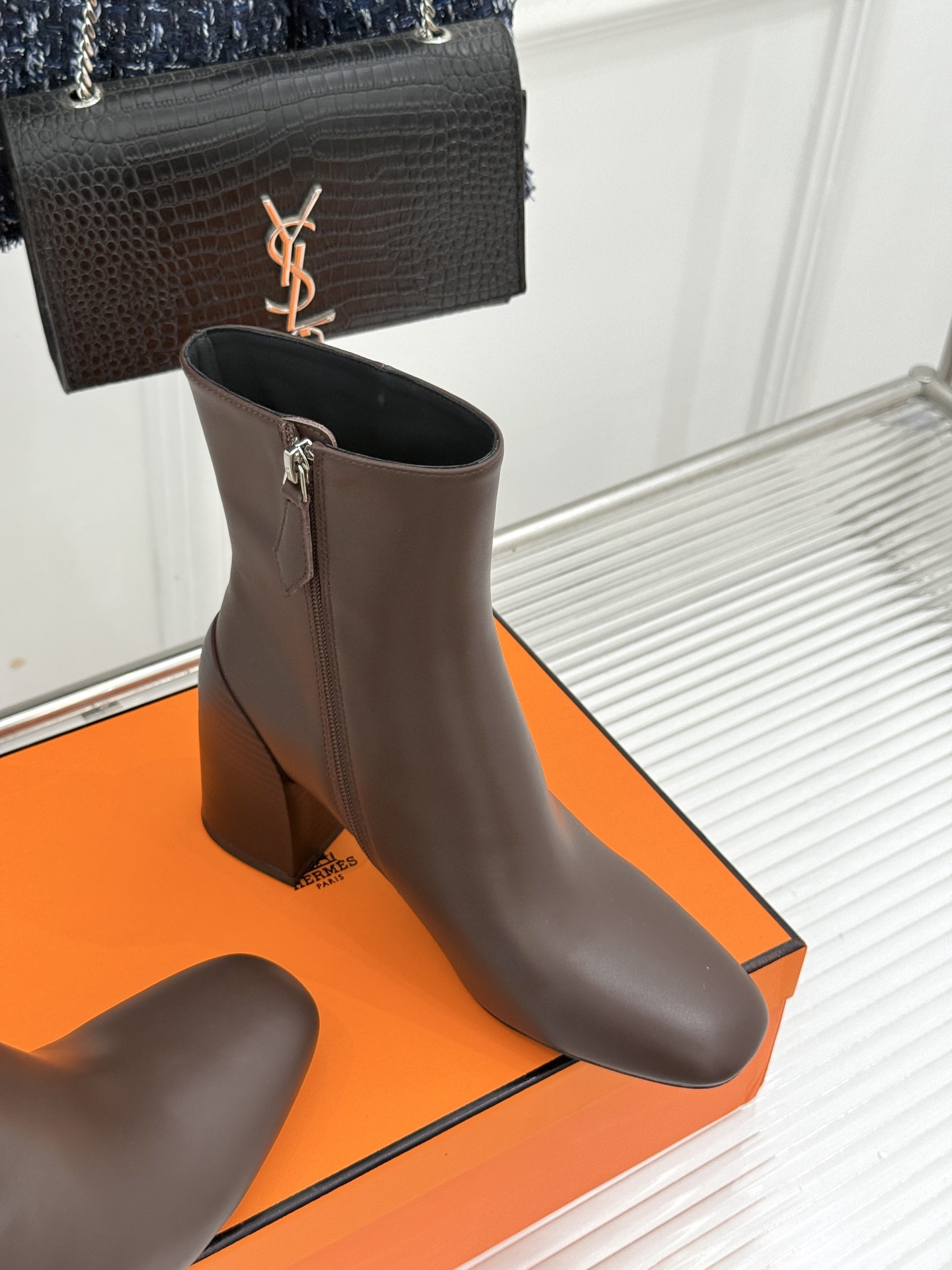 Hermès/爱马仕26WF新品极简 复古粗跟短靴 秋冬出街回头率超高 粗跟撑起强大气场 粗跟稳当不累脚 搭配西装牛仔都 Hermès/爱马仕26WF新品极简 复古粗跟短靴 秋冬出街回头率超高 粗跟撑起强大气场 粗跟稳当不累脚 搭配西装牛仔都